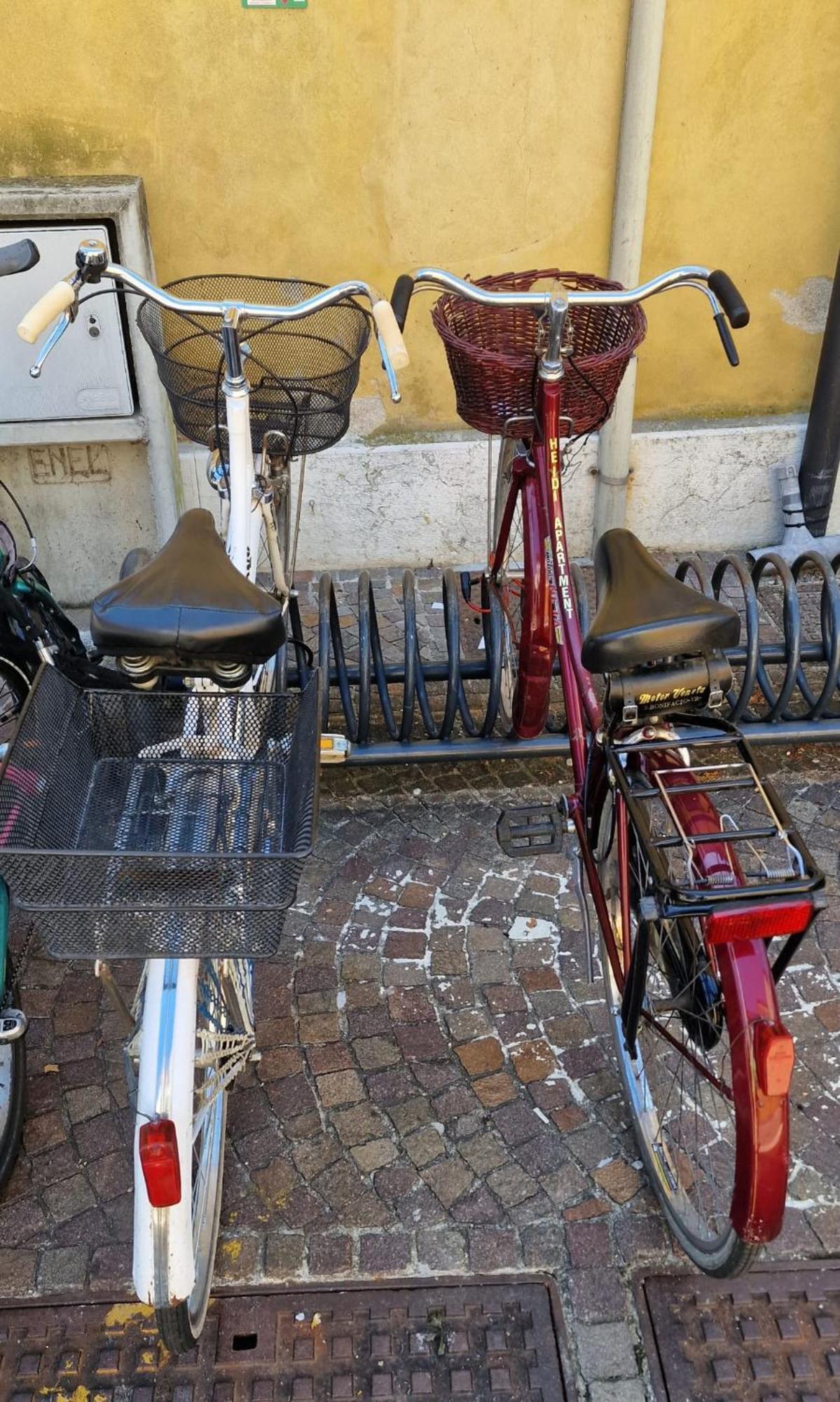Appartamento Heidi In Centro Storico Lazise Exterior foto